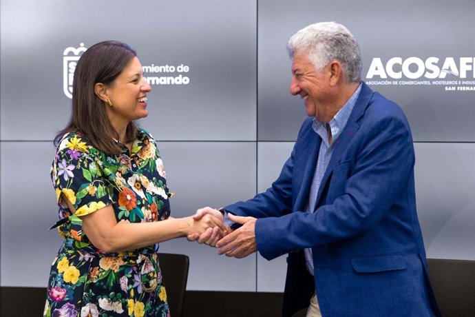 La alcaldesa de San Fernando, Patricia Cavada, y el presidente de Acosafe, Manuel Luna.