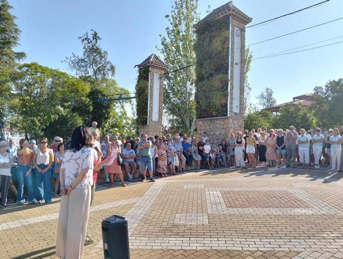 La secretaria general del PSOE de Córdoba, Rafi Crespín, en un acto en Hornachuelos con los vecinos por la sanidad.