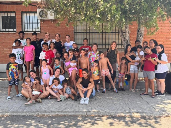 La delegada de Inclusión Social, Juventud, Familias e Igualdad de la Junta, Dolores Sánchez (centro), visita la escuela de verano que organiza la Federación de Mujeres Gitanas Kamira.