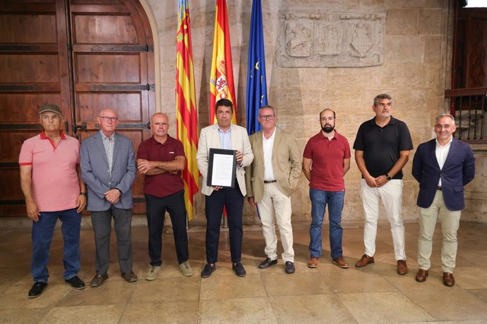El presidente de la Generalitat, Carlos Mazón, y el conseller de Agricultura, Miguel Barrachina, se reúnen con organizaciones agrarias para firmar un manifiesto en defensa de una PAC justa