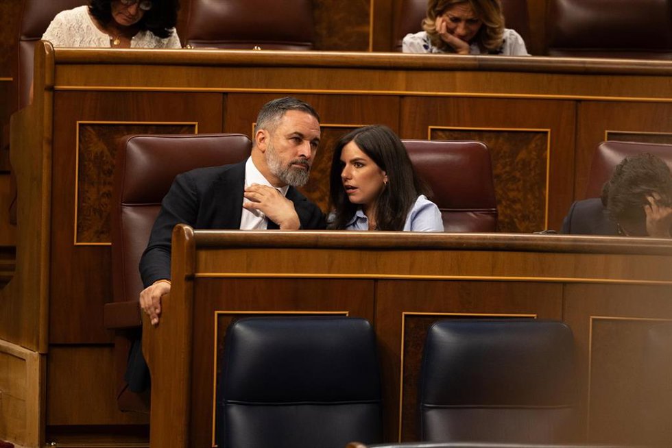 El líder de Vox, Santiago Abascal, y la portavoz de Vox en el Congreso, Pepa Millán, en el Congreso de los Diputados, a 22 de julio de 2025, en Madrid (España). 