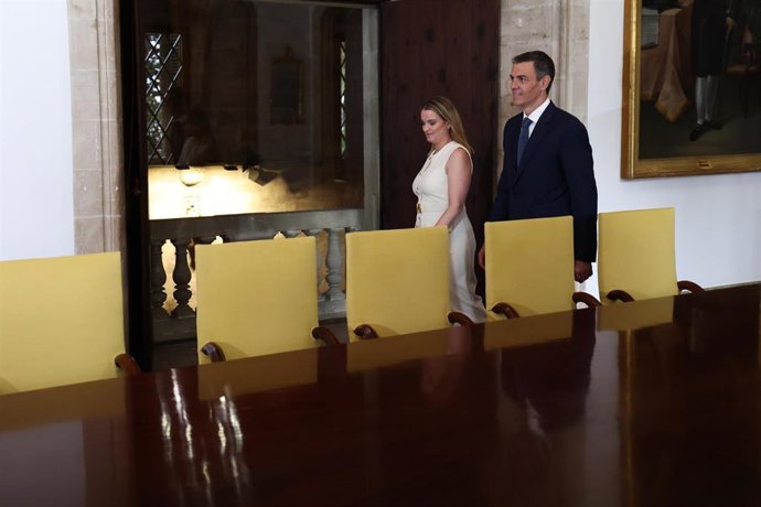 El presidente del Gobierno, Pedro Sánchez, y la presidenta de las Islas Baleares, Marga Prohens, a su llegada a un encuentro en el Consolat de Mar.