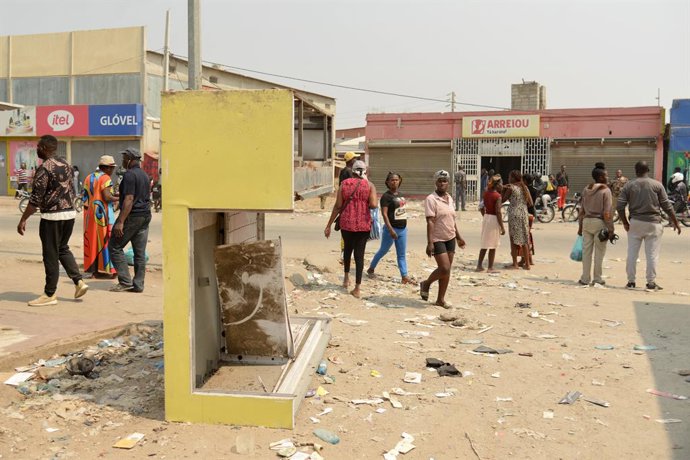 LUANDA, July 29, 2025  -- The photo taken on July 28, 2025 shows the chaos following violent riots sparked by a taxi drivers' strike in Luanda, the capital of Angola.   A large-scale taxi drivers' strike broke out in Luanda, the capital of Angola, on Mond