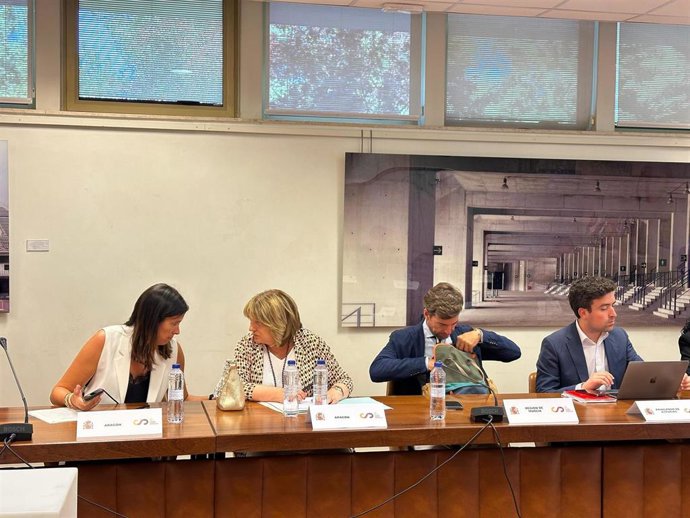 La consejera Tomasa Hernández y la directora general de Deporte, Cristina Garcia, esta tarde en la reunión de la Conferencia Sectorial de Deporte en Madrid.