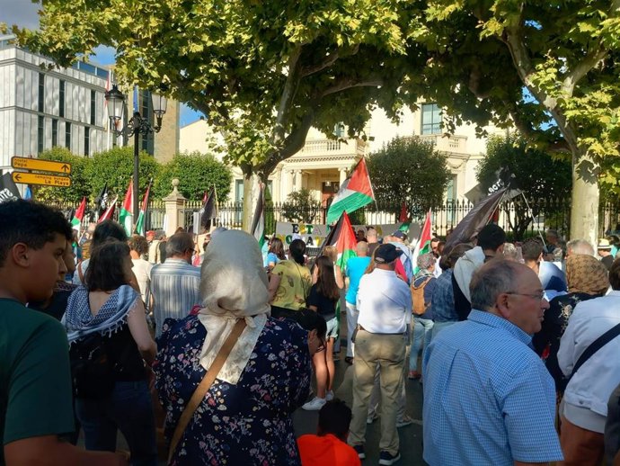 Una concentración pide a gobernantes interceder en la libertad de tripulación del Handala: "No podemos dejarles solos"