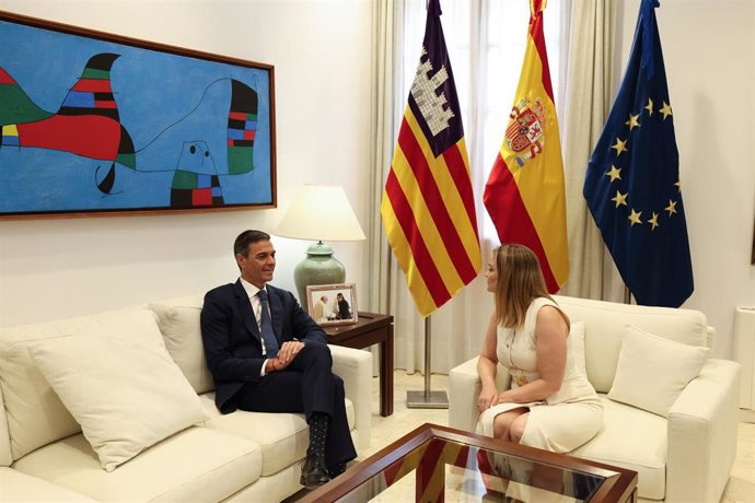 El presidente del Gobierno, Pedro Sánchez, y la presidenta de las Islas Baleares, Marga Prohens, durante un encuentro en el Consolat de Mar.