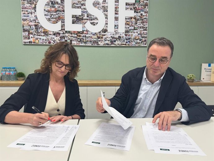 Momento de la firma del acuerdo entre la ceo de CESIF-metrodora, Clara Campos, y el presidente de la Universidad de Vitoria-Gasteiz EUNEIZ., Jordi Roche