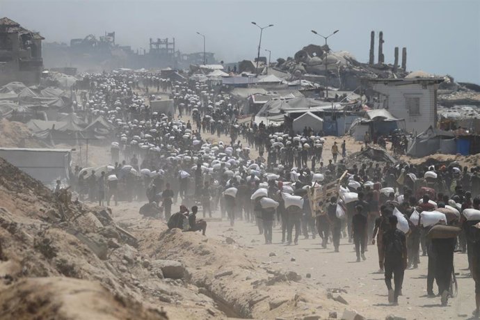 Palestinos recogen ayuda huamnitaria en la Franja de Gaza