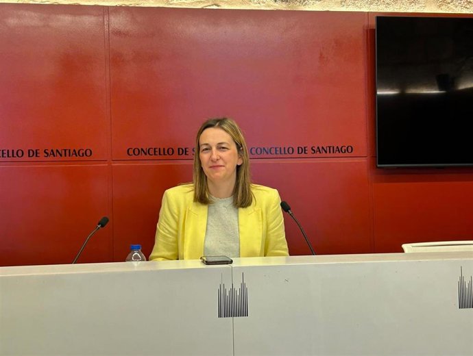 Archivo - La portavoz del gobierno local de Santiago de Cpmpostela, Miriam Louzao, antes de comparecer ante los medios de comunicación.