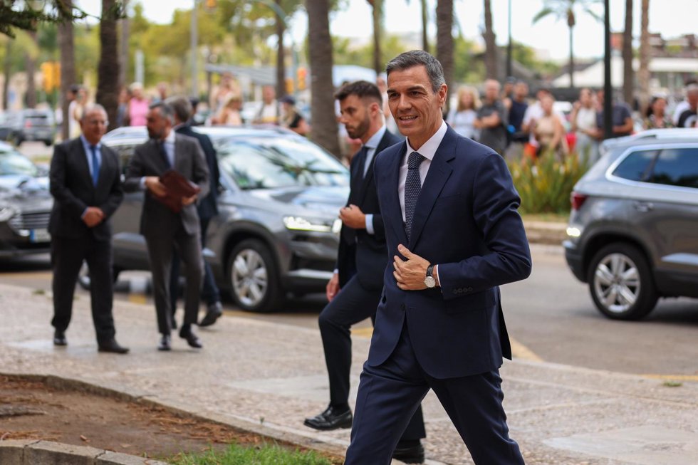 El presidente del Gobierno, Pedro Sánchez, y la presidenta de las Islas Baleares, Marga Prohens, durante un encuentro en el Consolat de Mar.