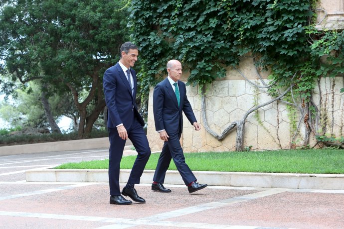 El presidente del Gobierno, Pedro Sánchez (i), a su llegada para un despacho con El Rey Felipe VI, en el ?Palacio de Marivent, a 29 de julio de 2025, en Palma de Mallorca, Islas Baleares (España).