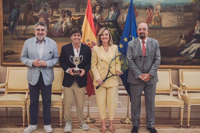 Pilar Alegría recibe a Martín de la Puente, reciente campeón del torneo de Wimbledon en dobles.