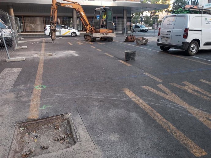 Ya han comenzado los trabajos de recolocación de los toldos ubicados en la Plaza del Duque