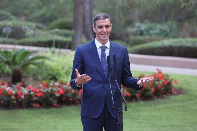 El presidente del Gobierno, Pedro Sánchez, comparece ante los medios de comunicación en el Palacio de Marivent, en Palma, tras reunirse con Felipe VI.