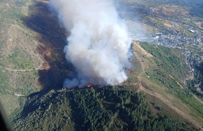 El incendio de gravedad 1 en Villafranca del Bierzo (Léon) se mantiene activo con casi una treintena de medios