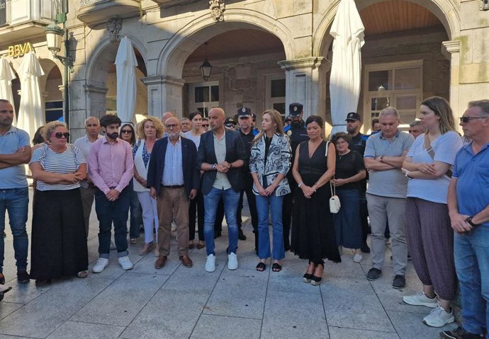 Imagen del minuto de silencio llevado a cabo este martes en O Porriño (Pontevedra).