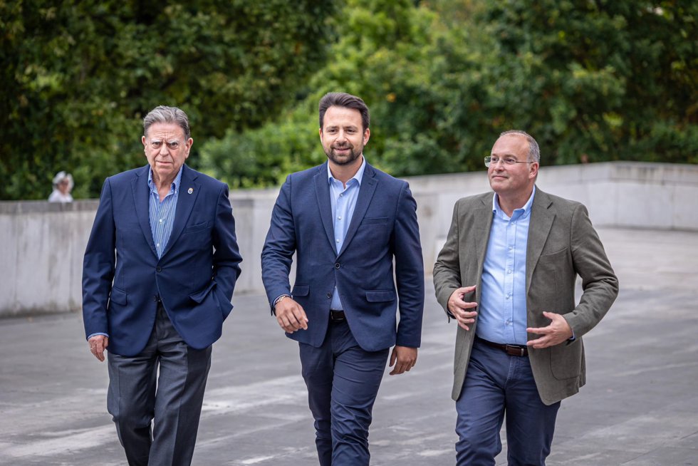 Llegada al Calatrava del alcalde de Oviedo, Alfredo Canteli, el presidente del PP de Asturias, Álvaro Queipo, y el secretario general del PP, Miguel Tellado.