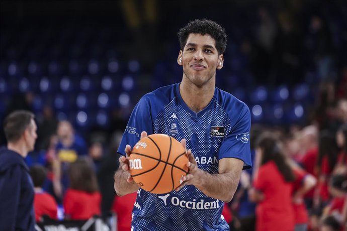Archivo - Felipe Dos Anjos of Morabanc Andorra warms up during the Liga Endesa ACB, match played between FC Barcelona and Morabanc Andorra at Palau Blaugrana on December 22, 2024 in Barcelona, Spain.