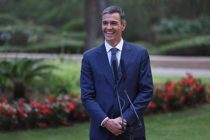 El presidente del Gobierno, Pedro Sánchez, comparece ante los medios de comunicación tras participar en el tradicional despacho de verano con el Rey Felipe VI en el Palacio de Marivent, en Palma.