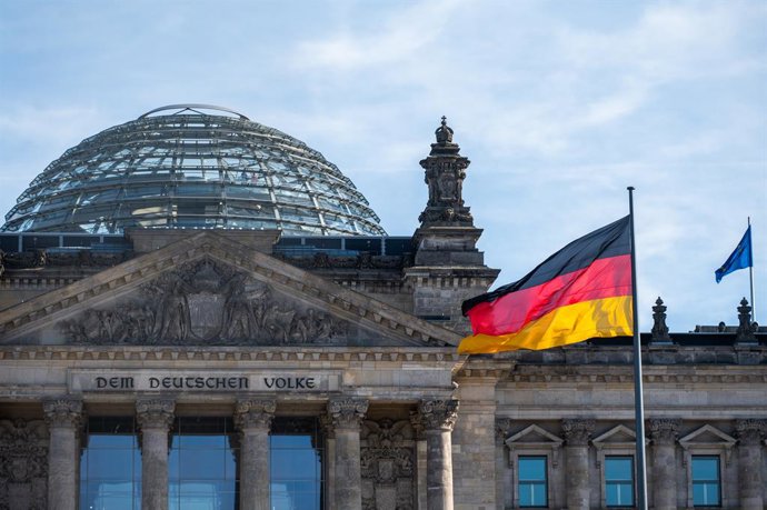 Archivo - 24 February 2025, Berlin: The flag of unity flies in front of the Reichstag building. Photo: Christophe Gateau/dpa