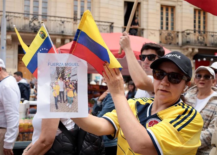 Archivo - Una pancarta en apoyo al senador Miguel Uribe