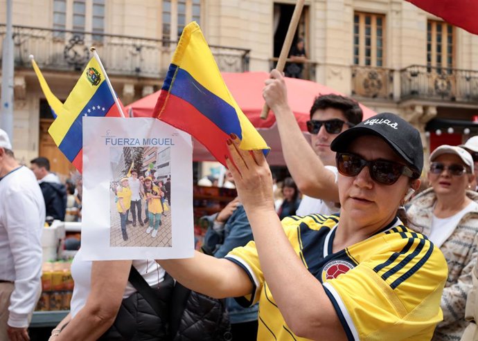 Archivo - June 15, 2025, Bogota, Cundinamarca, Colombia: Demonstrators hold alusive materials with the face of Miguel Uribe Turbay as thousands demonstrate with signs, flags and banners during the Silent March in support of the health of senator Miguel Ur