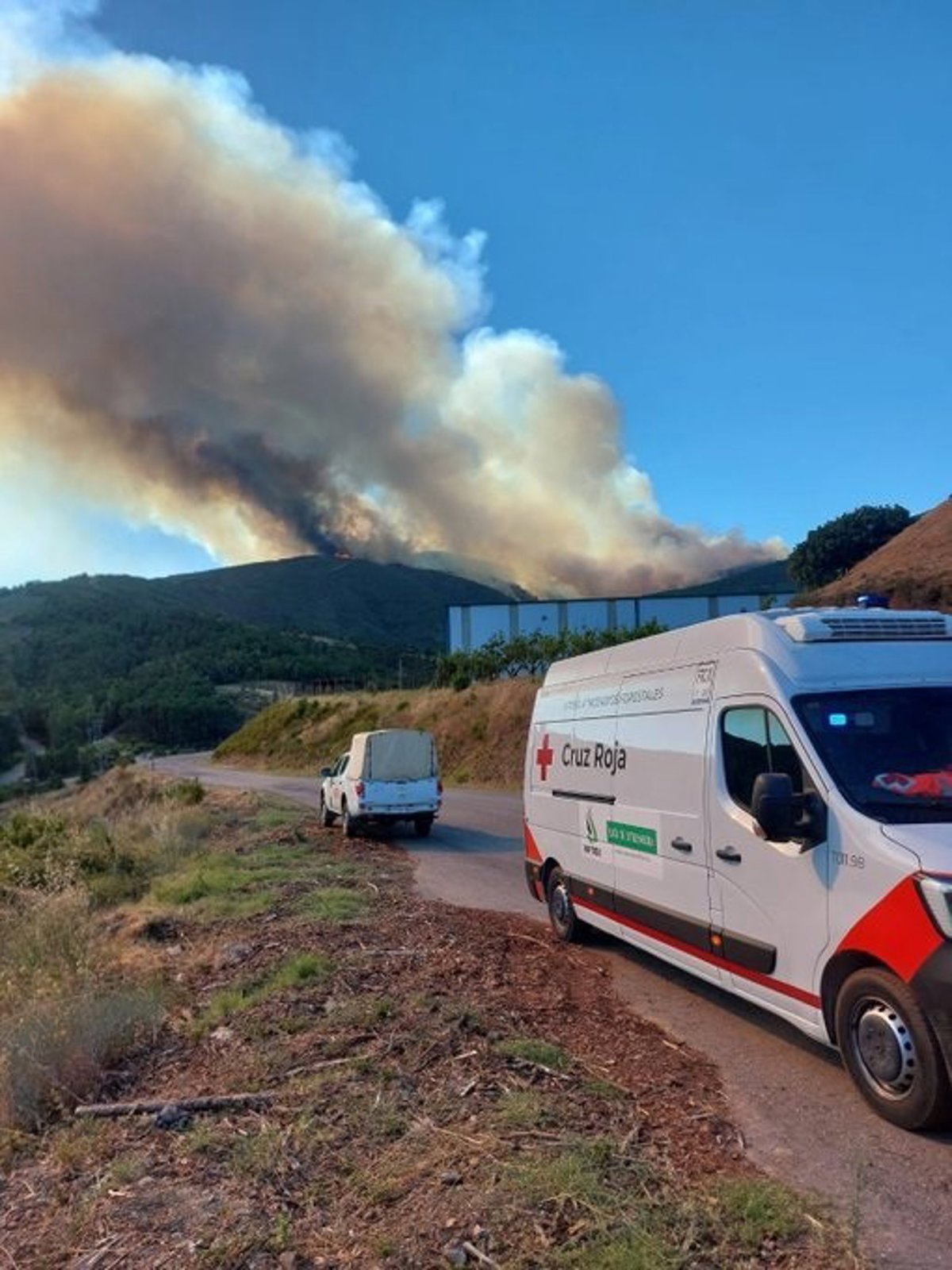 Desalojada una alquería de Caminomorisco ante el avance de las llamas del incendio forestal