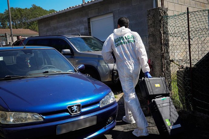 Un axente de criminalística da Garda Civil sae do lugar onde ocorreu o suceso.