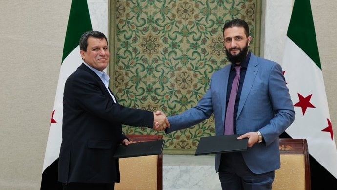 Archivo - Arquivo - Comandante da SDF, Mazlum Abdi, com o presidente de transição da Síria, Ahmed al-Shara