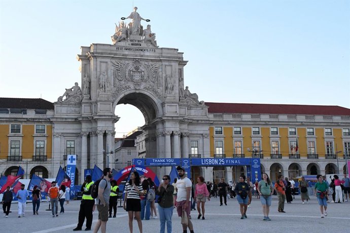 Archivo - May 24, 2025, Lisboa, Portugal: Uefa Fan Festival in Praca do Comercio  during  Final - Arsenal Women FC vs FC Barcelona, UEFA Champions League Women football match in Lisboa, Portugal, May 24 2025