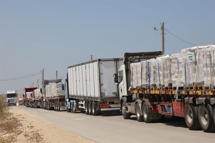 Camiones cargados con ayuda humanitaria esperan en Israel a entrar en la Franja de Gaza 