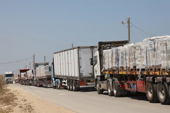 Camiones cargados con ayuda humanitaria esperan en Israel a entrar en la Franja de Gaza