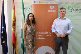 El alcalde de Cañada Rosal, Rodrigo Rodríguez Hans, y la secretaria general de la Federación Andaluza de Municipios y Provincias (FAMP), Yolanda Sáez