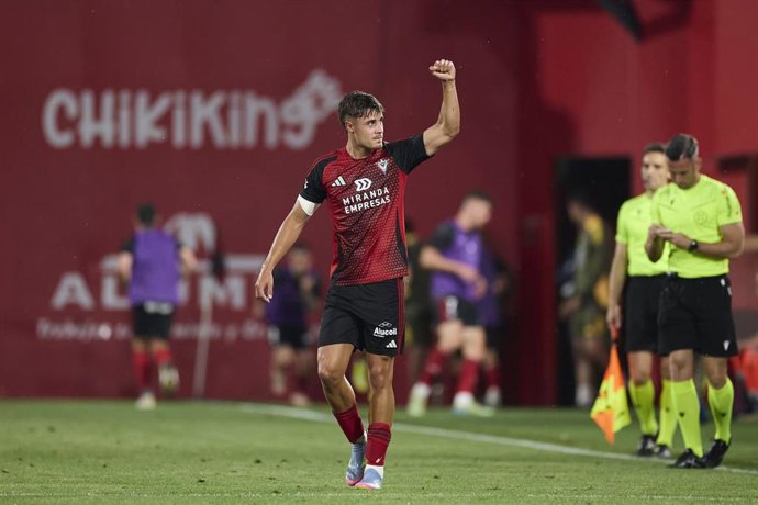 Archivo - Hugo Rincón, en un partido con el CD Mirandés.