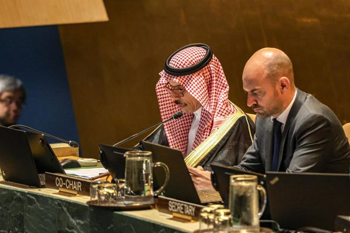29 de julho de 2025, Nova York, Nova York, EUA: O príncipe FAISAL BIN FARHAN AL SAUD, da Arábia Saudita, senta-se ao lado de JEAN-NOÃ'L BARROT, da França, em um painel na Conferência da ONU sobre a Palestina e a Solução de Dois Estados. Os EUA e Israel nã