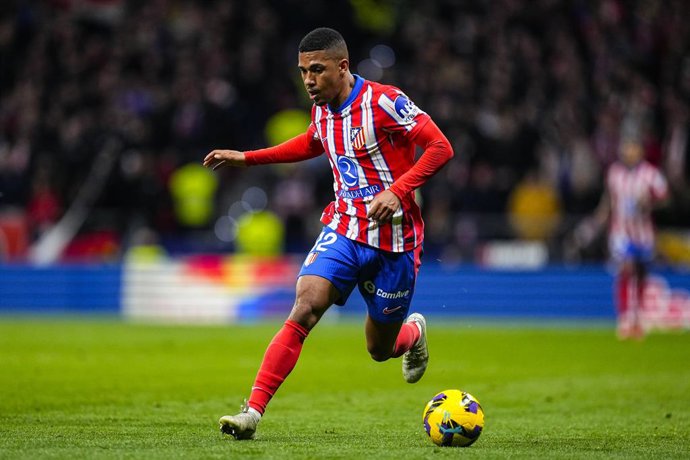 Archivo - Samuel Lino of Atletico de Madrid in action during the Spanish League, LaLiga EA Sports, football match played between Atletico de Madrid and FC Barcelona at Riyadh Air Metropolitano stadium on March 16, 2025, in Madrid, Spain.