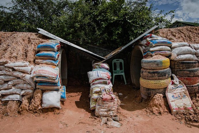 Un refugio antiaéreo cerca de la línea del frente en medio del conflicto creciente entre Tailandia y Camboya