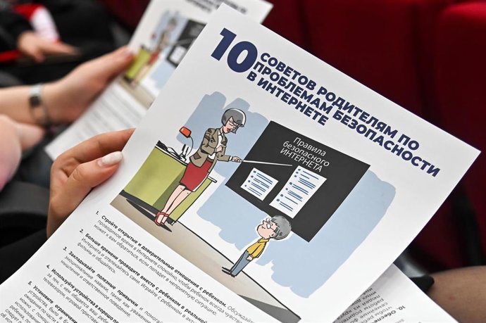 Archivo - Panfletos mostrados en una reunión con jóvenes de un centro de formación con Yekaterina Mizulina, la directora de la Liga por una Internet Segura, una organización rusa apoyada por el Kremlin que trabaja por la censura de contenidos en el país.