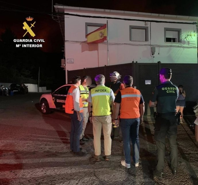 Efectivos que trabajan en el incendio de Las Hurdes
