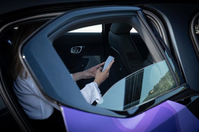 Archivo - Persona usando Cabify