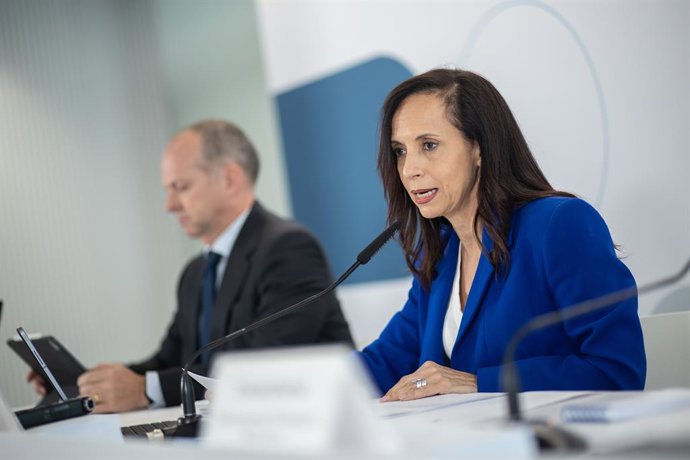 Archivo - La presidenta no ejecutiva de Redeia, Beatriz Corredor; el CEO de Redeia, Roberto García Merino, y la directora general de Operación de Red Eléctrica, Concha Sánchez, ofrecen una rueda de prensa en la sede de Red Eléctrica en Tres Cantos, a 18 d