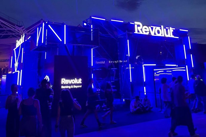 Un 'stand' publicitario de Revolut.