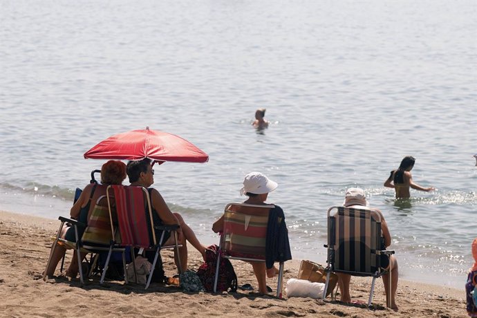 Numerosos turistas y malagueños disfrutan de la playa de La Malagueta. A 29 de julio de 2025, en Málaga (Andalucía, España). Las altas temperaturas han animado a miles de personas a disfrutar de las playas de La Costa del Sol en estos últimos días de juli
