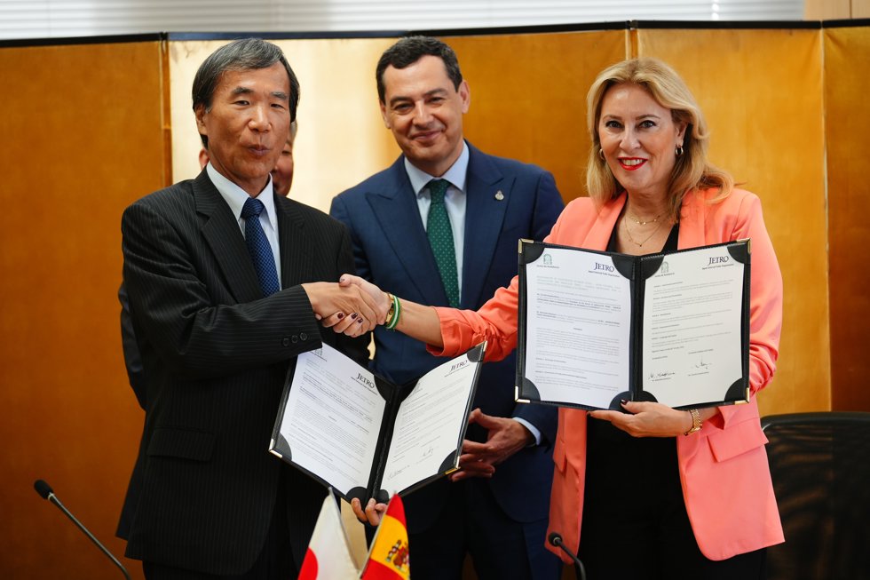 El presidente de la Junta, Juanma Moreno, preside la firma del convenio entre la Agencia Trade y Jetro, organismo responsable del comercio exterior de Japón