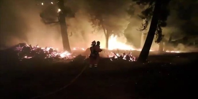Soldados da UME no trabalho de extinção do incêndio em Cuevas del Valle (Ávila).
