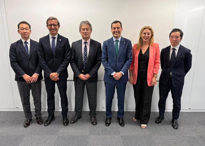 El presidente de la Junta de Andalucía, Juanma Moreno, visita en Tokio junto a varios consejeros la sede del grupo industrial Takahata