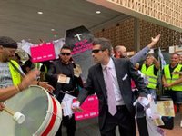 La huelga del TIB continúa este miércoles después de que anoche no fuera posible alcanzar un preacuerdo en el Tamib