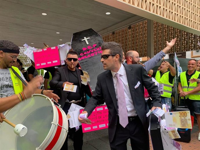 Performance de los trabajadores del TIB en el inicio de la huelga indefinida en el sector.