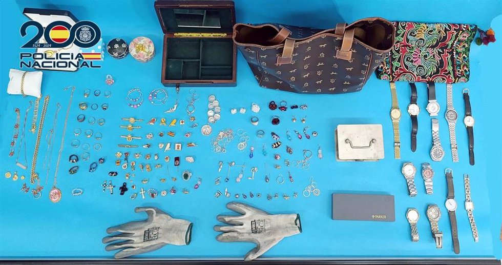 Objetos recuperados del robo en un domicilio de Badajoz