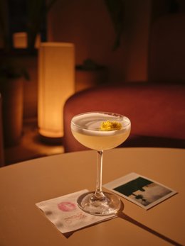 Bamboleo: el cocktail bar de La Zambra Resort revive el espíritu del Byblos con una carta que homenajea su historia